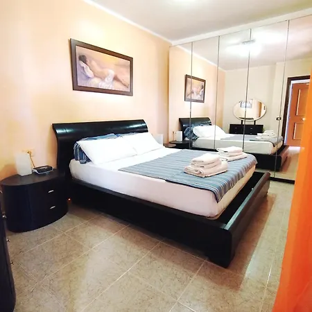 Cristianos Big With Bathroom In Shared Los Cristianos (Tenerife)